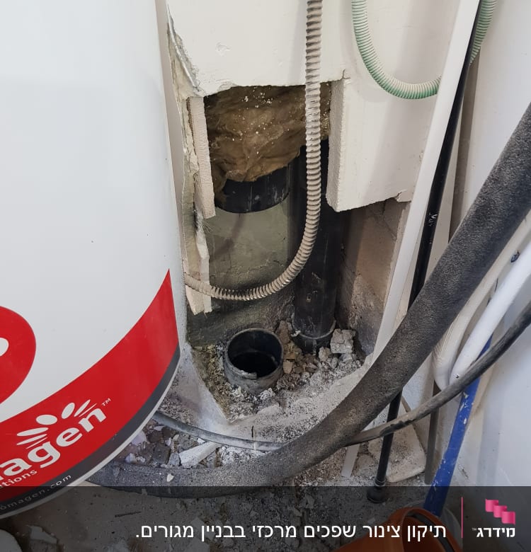 צינור ביוב פתוח עם חיבורים וכלים מסביב